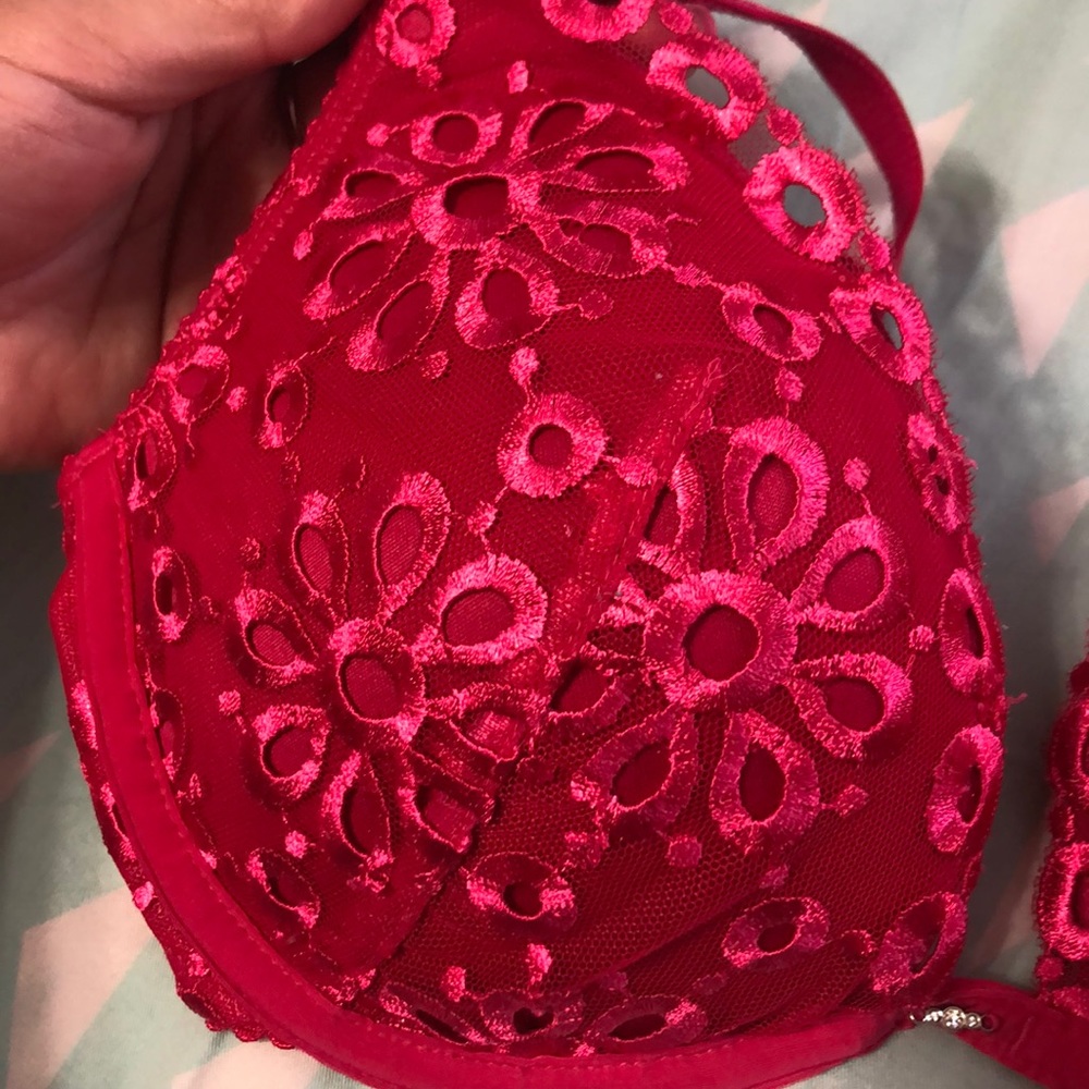 Victoria’s secret push up bra. Size: 32C